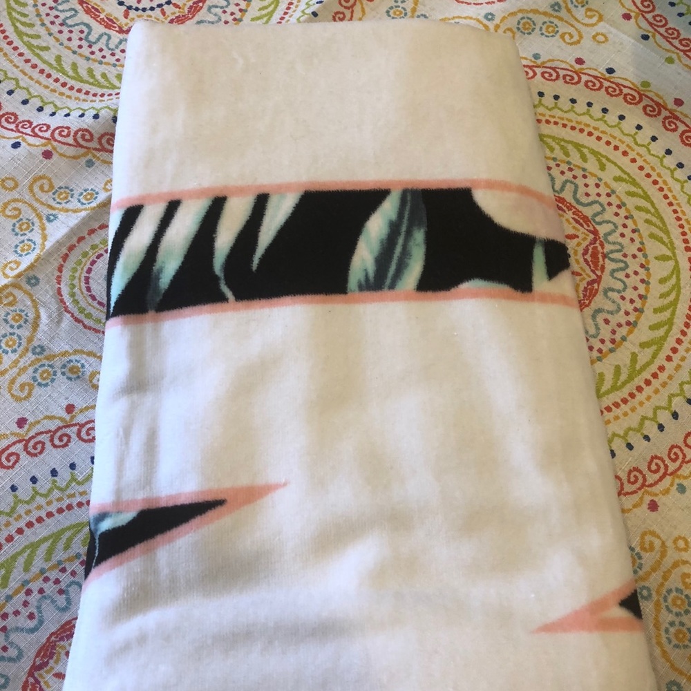 BNIP PinkVS Black Floral Beach Towel/Wrap - Picture 2 of 7
